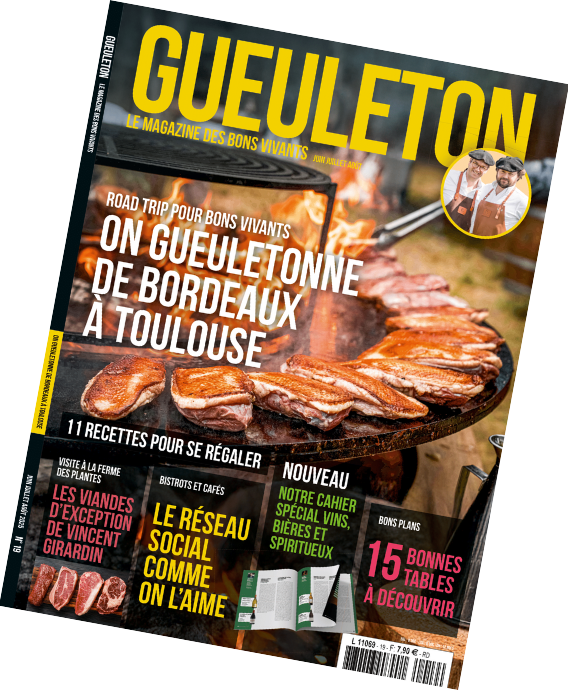Magazine Gueuleton n°19 présenté en légère inclinaison. On y voit une grande plancha en feu, des morceaux de viande en train de griller, et les rubriques phares : road trip gourmand, bons plans restos, bistrot, recettes d’été et spécial vins & spiritueux.