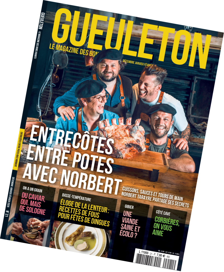 Couverture inclinée du magazine Gueuleton n°21 avec Norbert Tarayre et l’équipe autour d’une entrecôte grillée, numéro consacré aux recettes de bons vivants.