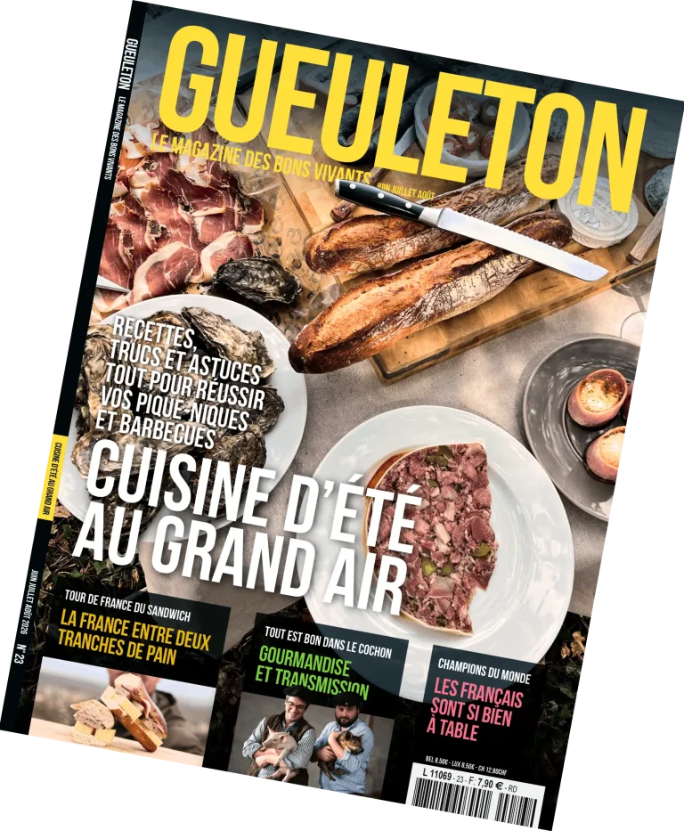 Couverture Gueuleton n°23 « Cuisine d'été au grand air » : charcuterie, huîtres, pain et pâté en croûte sur une table en plein air.